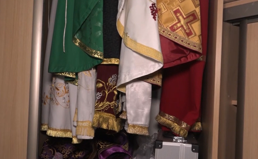 krádež rúcha a kadidla