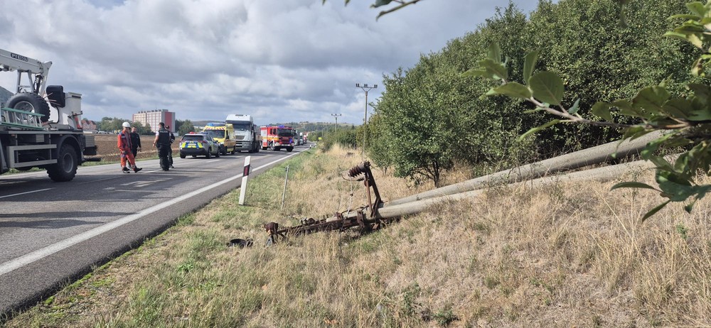 Traktorista narazil do elektrického stĺpu 3