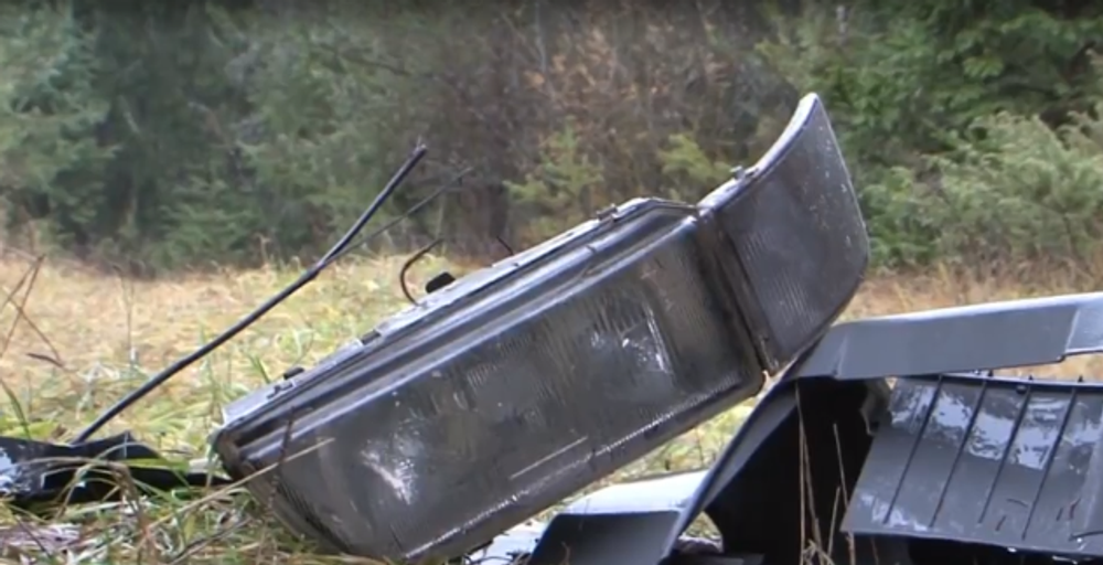 Turisti našli uprostred lesa čiernu skládku s auto-dielmi. Palubná skrinka ukrývala nečakaný obsah