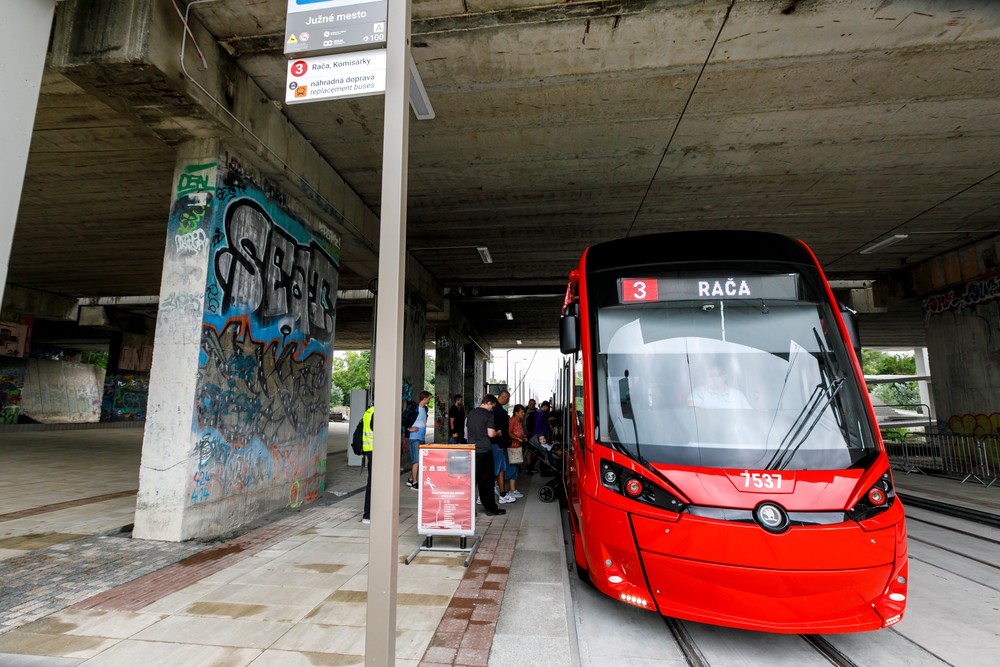 Zastávka električky v Petržalke