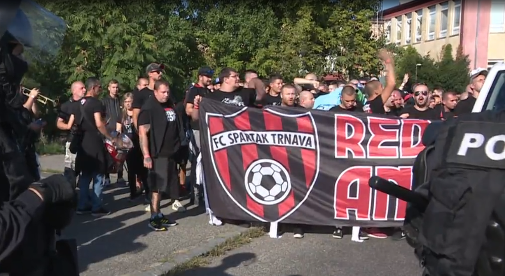 Súboj tradičného derby neskončil len na trávniku. Zápas opäť sprevádzalo primitívne chovanie fanúšikov
