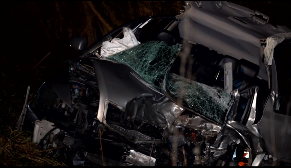 Čelná zrážka sa skončila tragicky, zo zdemolovaného vraku museli vodiča vyprostiť hasiči