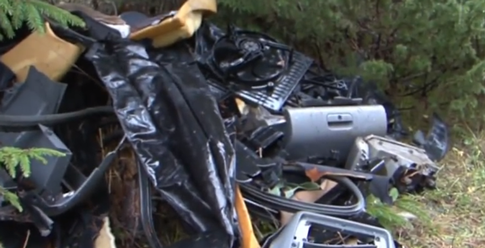 Turisti našli uprostred lesa čiernu skládku s auto-dielmi. Palubná skrinka ukrývala nečakaný obsah