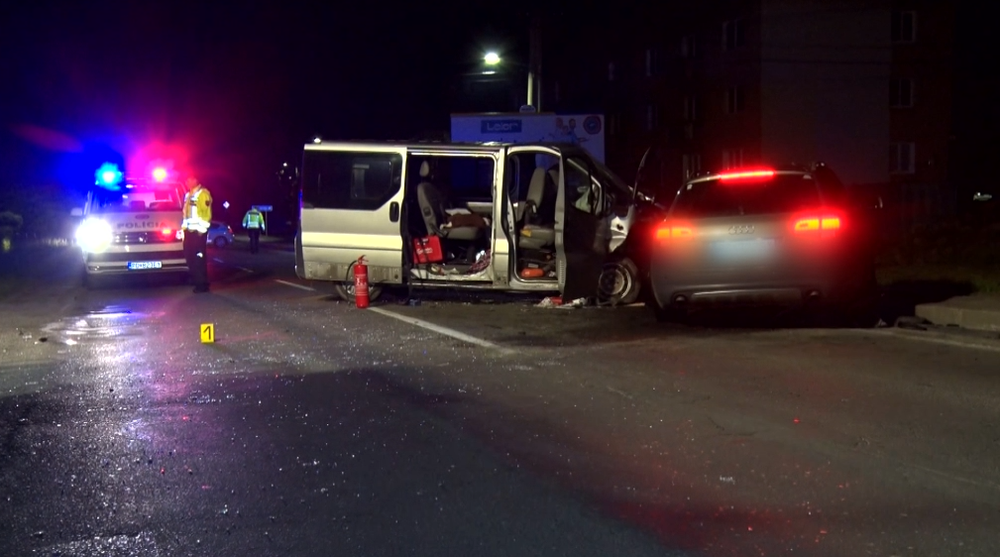 Čelná zrážka osobného auta a dodávky