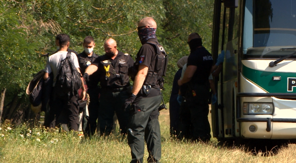 V lesoch na Záhorí objavili miestni desiatky utečencov, pátral po nich aj vrtuľník 