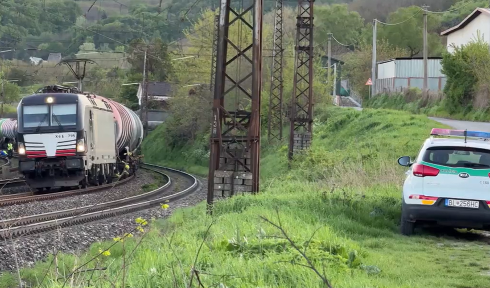 Vlak zrazil dve osoby v Bratislave 4