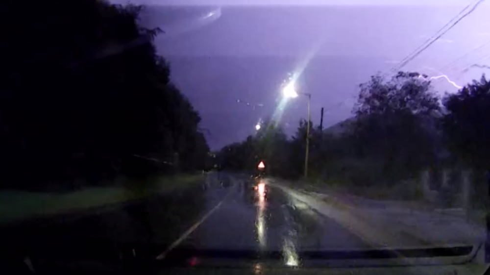 Séria bleskov na Horehroní pripravila mladú rodinu o strechu nad hlavou, dom úplne vyhorel 