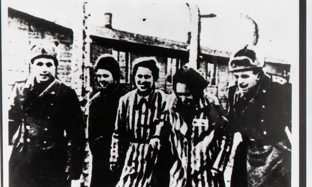 Momentka po oslobodení tábora Auschwitz príslušníkmi Červenej armády