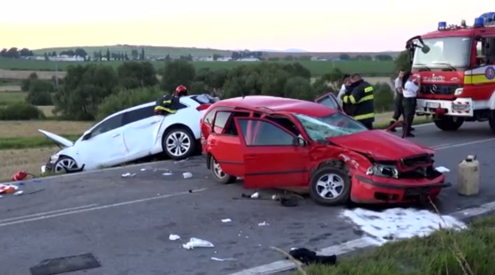 Jeden mŕtvy, traja ťažko a traja ľahko zranení. Toto je výsledok zrážky troch áut