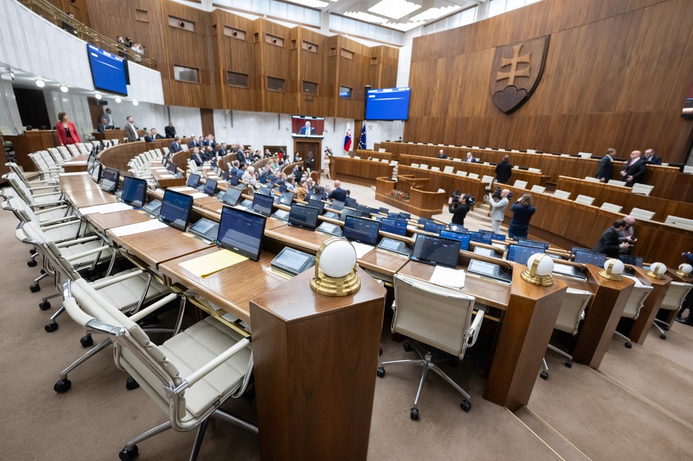 44. schôdza Národnej rady SR - mimoriadna. Vyslovenie nedôvery ministrovi dopravy SR Jozefovi Rážovi.