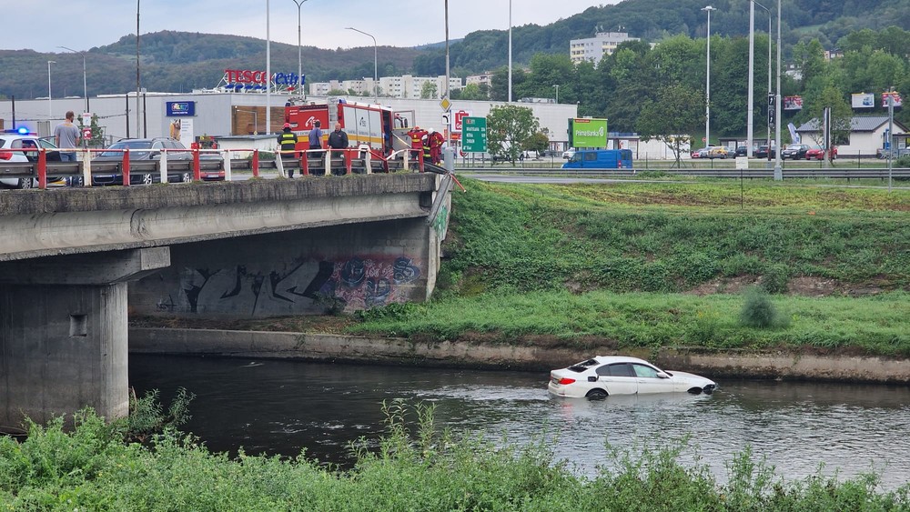 Auto sa zrútilo do rieky