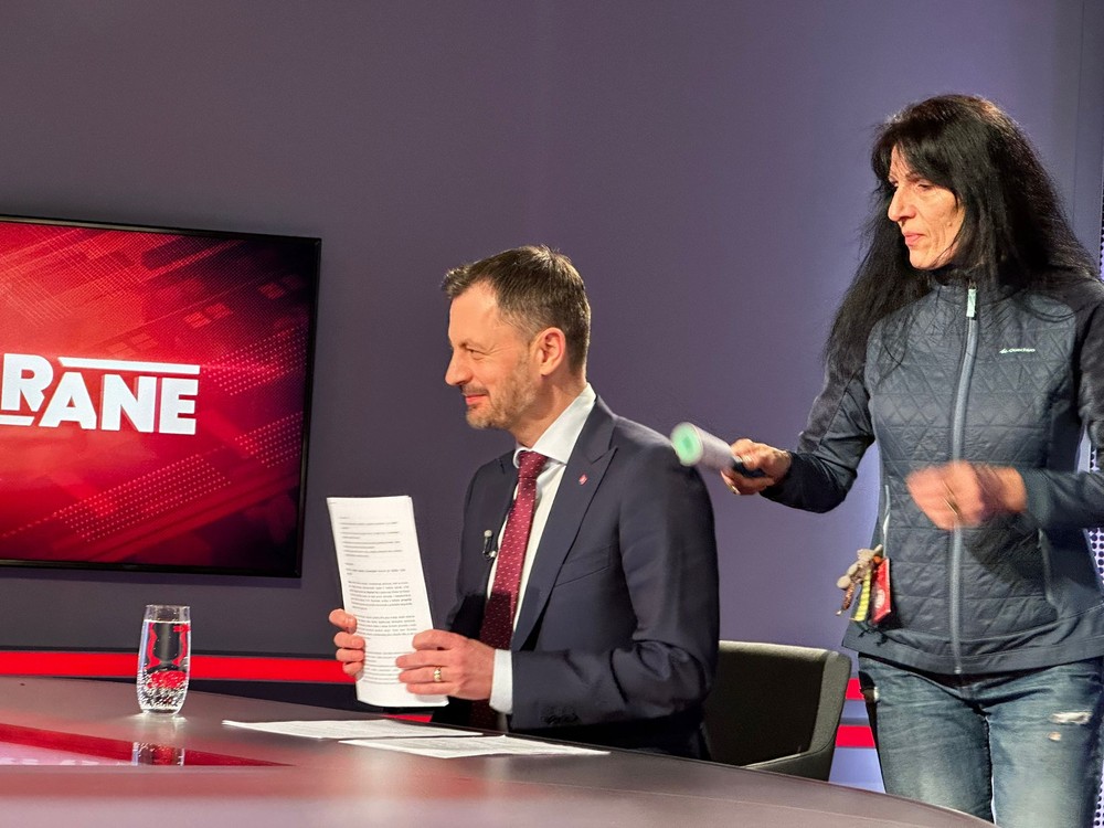 3d7ea841-c2a6-4b5d-8418-5847d5ba8ee1 2