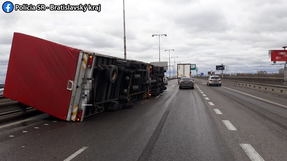 Kamión obmedzil premávku na Prístavnom moste