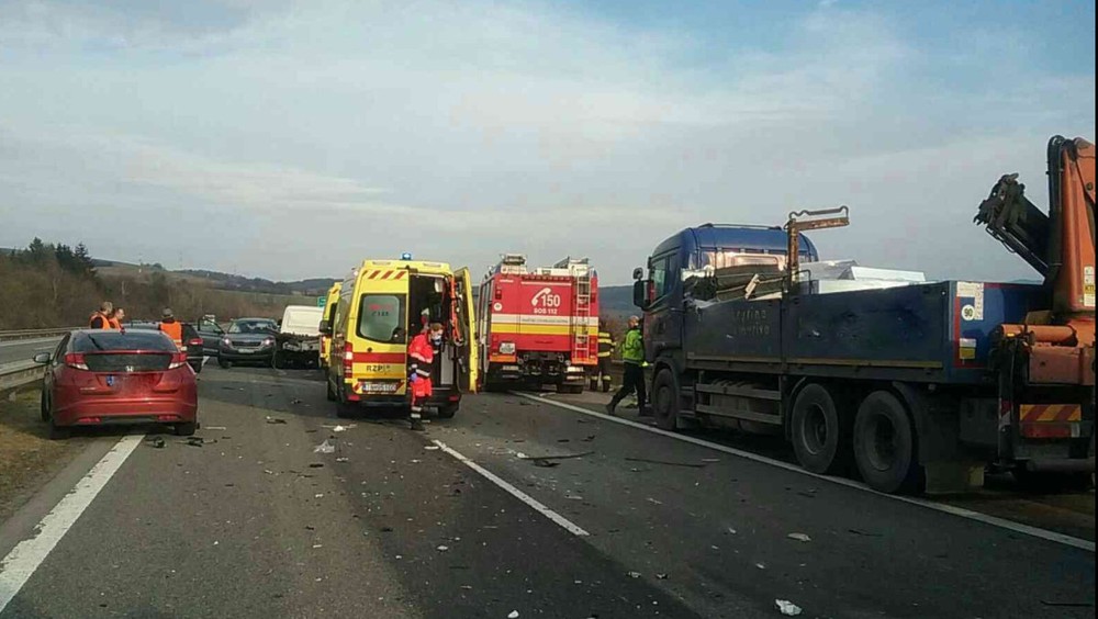 Hromadná dopravná nehoda pri Trenčíne 