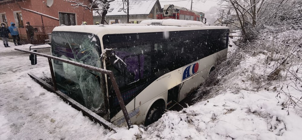 Autobus skončil v priekope