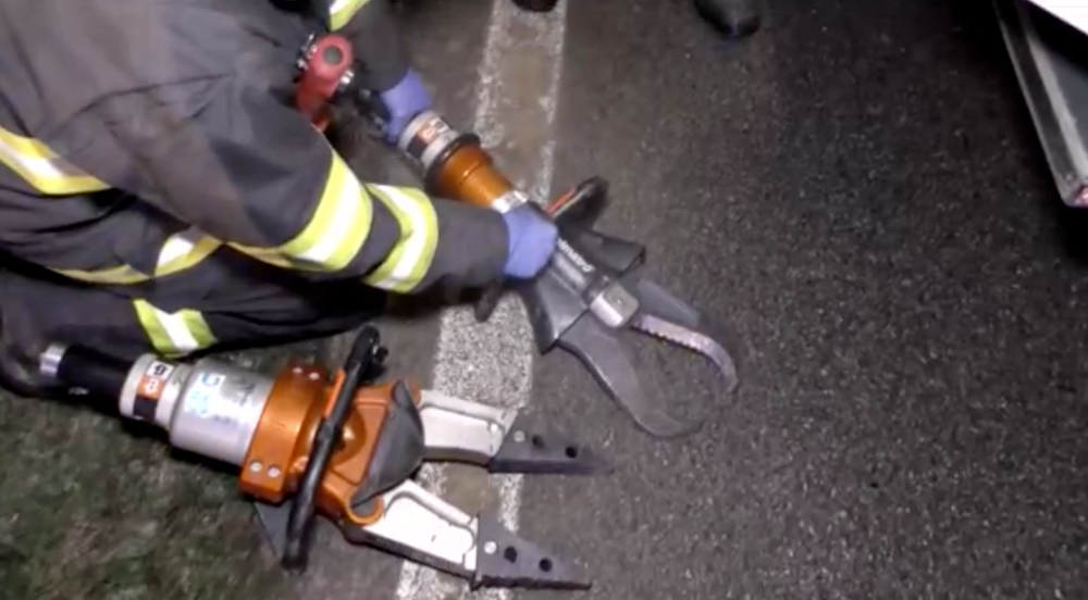 Po vážnej nehode ostal vodič zakliesnený v aute