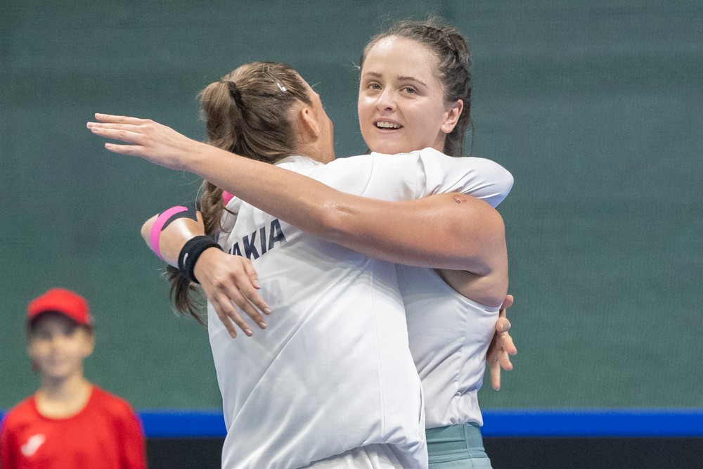 Slovenská tenistka Viktória Hrunčáková oslavuje víťazstvo 3:6, 6:4, 6:4 so spoluhráčkou Terezou Mihalíkovou