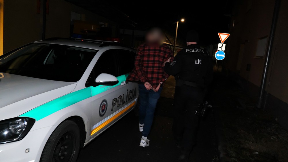 Kukláči vtrhli do jednej z kancelárií v blízkosti centra Bytče. V putách odviedli troch mužov