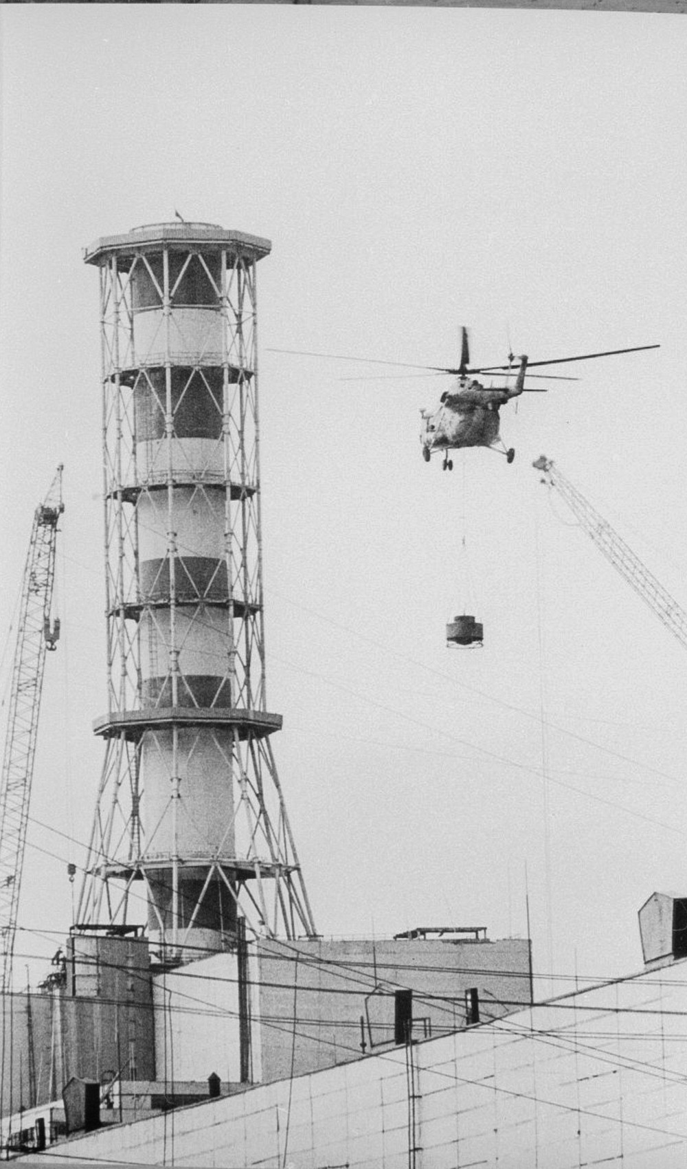 4. október 1986 - Na snímke je zachytený moment prác na potláčaní prašnosti na streche 3. a 4. bloku.