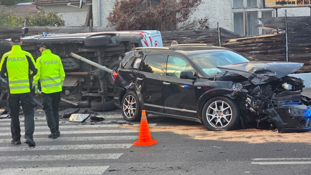 Prevrátené auto v Rači 3