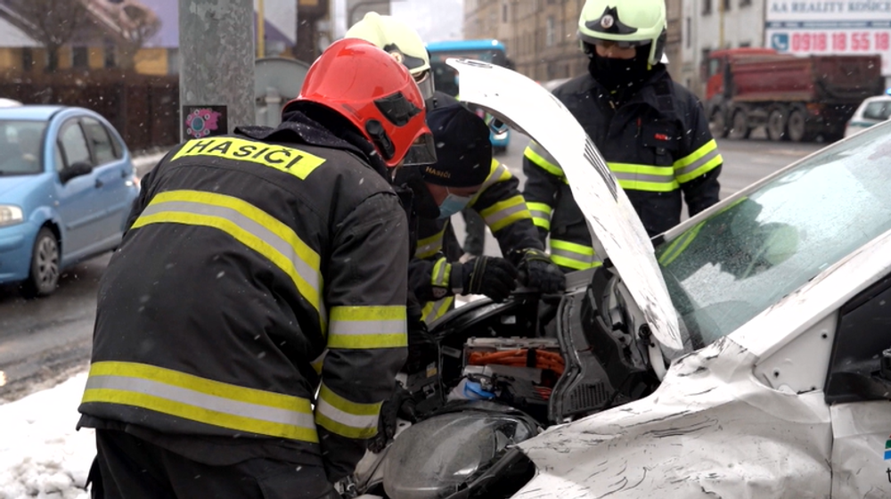 Po vážnej nehode policajnej hliadky odviezli do nemocnice policajta 