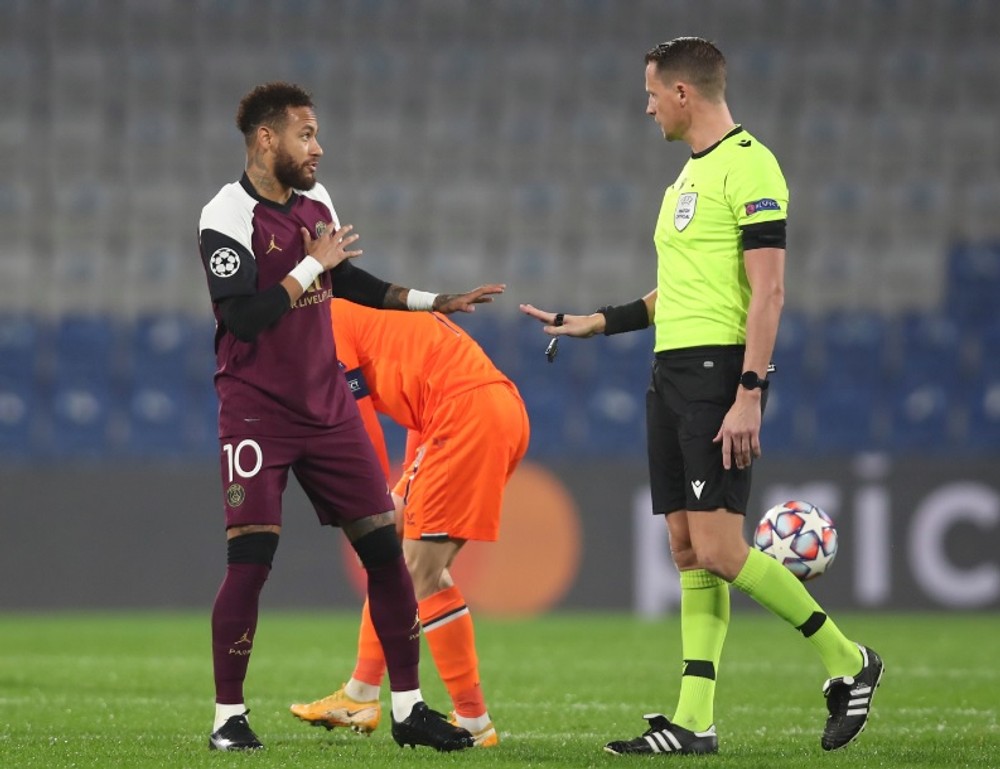 Neymar a rozhodca