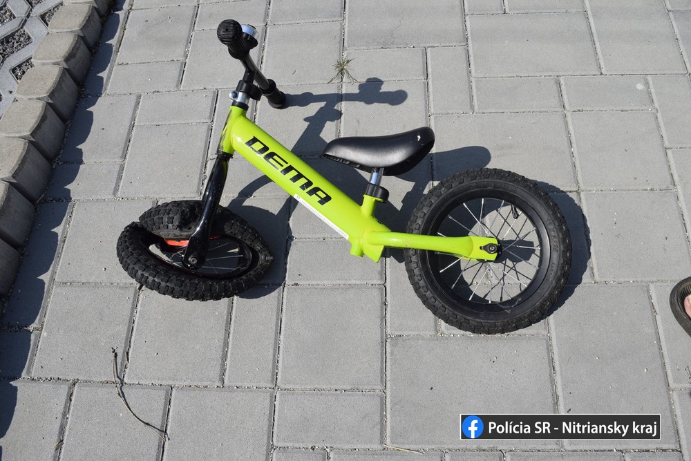 Trojročný chlapec na odrážadle nedal prednosť v jazde, skončil v boku auta