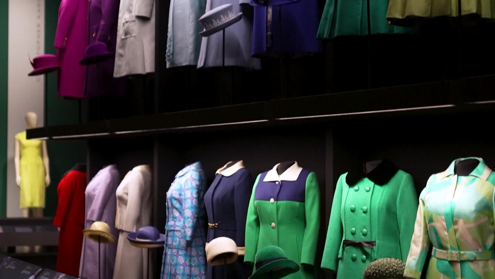 Výstava šiat kráľovnej Alžbety II. v Londýne