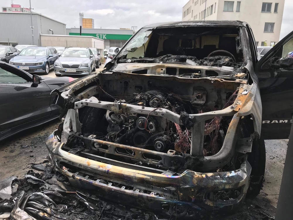 Podpaľač zapálil luxusné autá