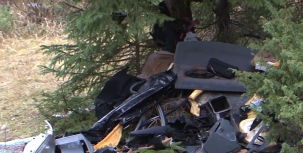 Turisti našli uprostred lesa čiernu skládku s auto-dielmi. Palubná skrinka ukrývala nečakaný obsah