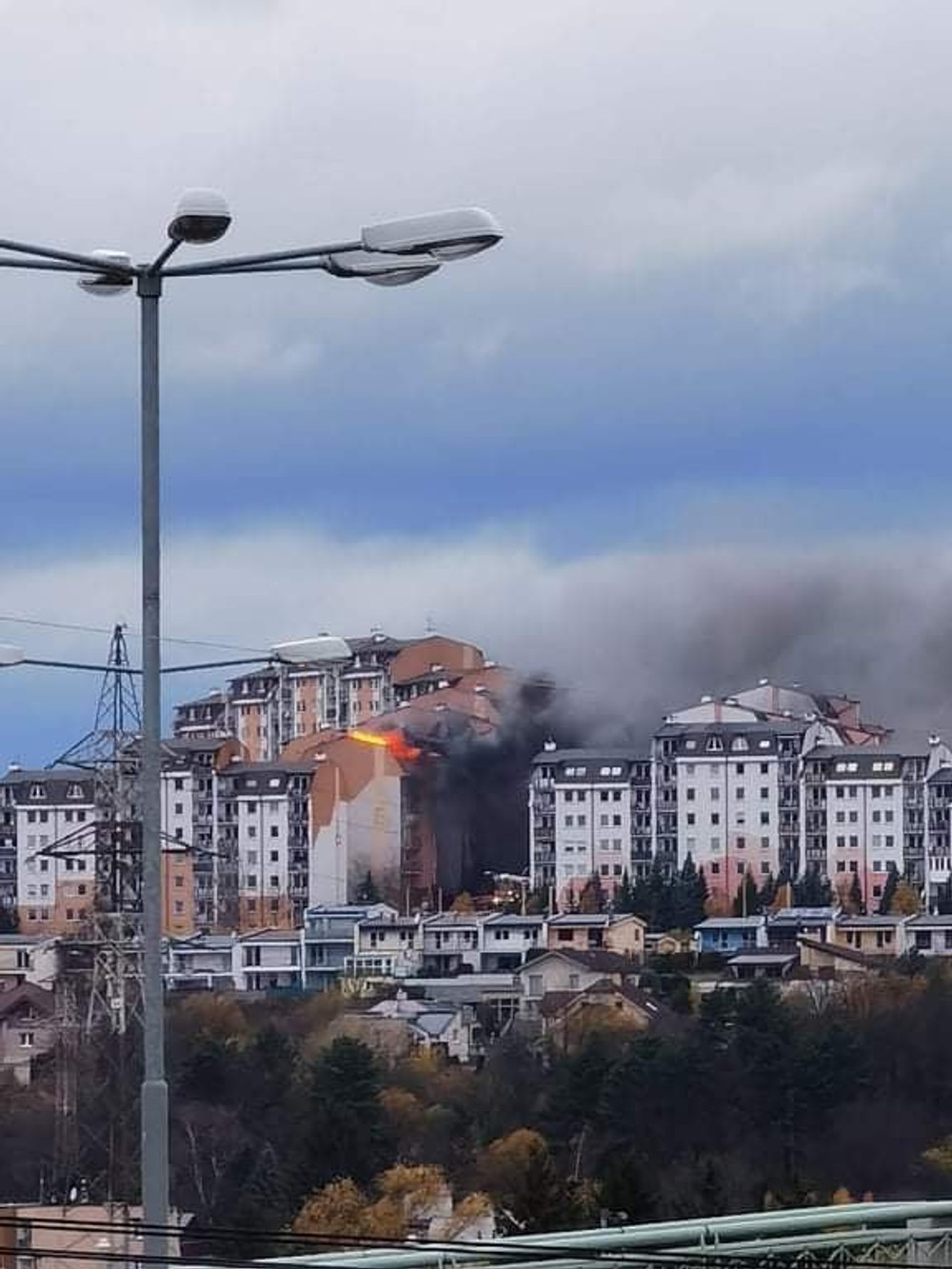 Obrovské plamene zachvátili jednu z bytoviek.