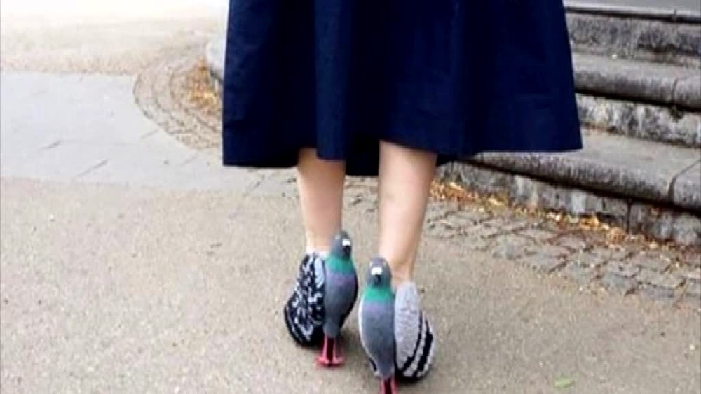 Umelcom sa hranice nekladú: Vysoké topánky v tvare holubov1