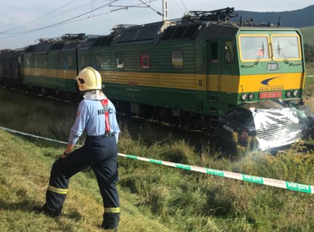 Pri tragickej zrážke s vlakom zomreli traja ľudia