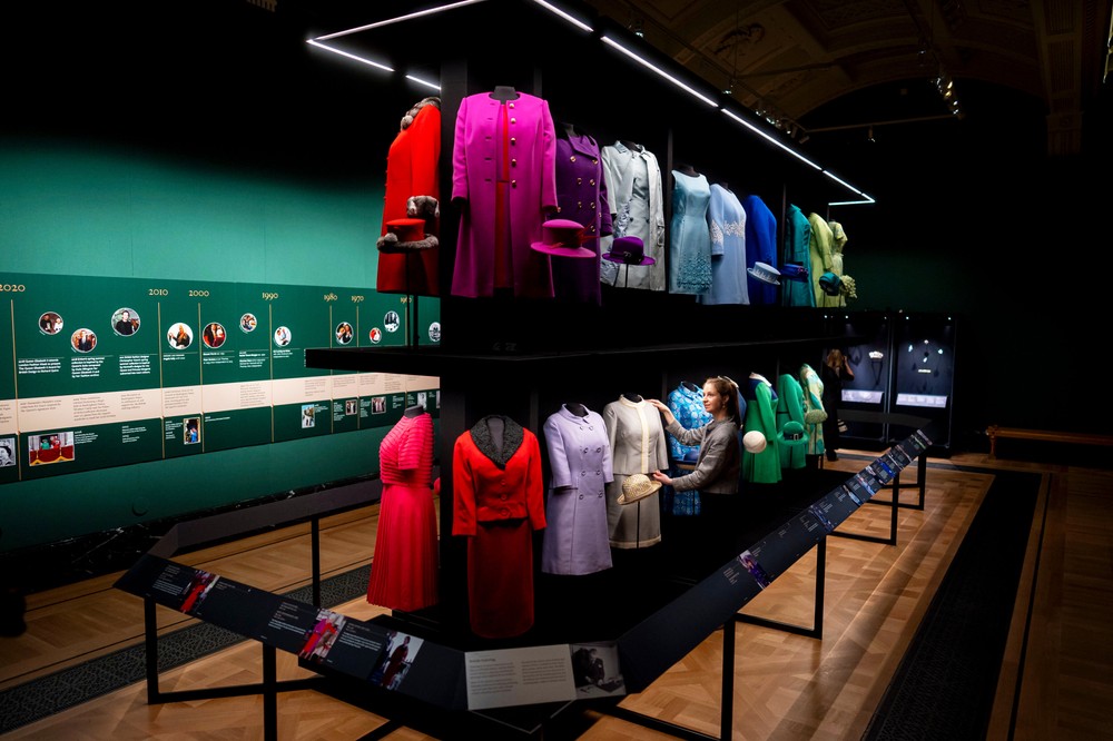 Výstava šiat kráľovnej Alžbety II. v Londýne