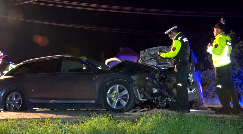 Čelná zrážka osobného auta a dodávky