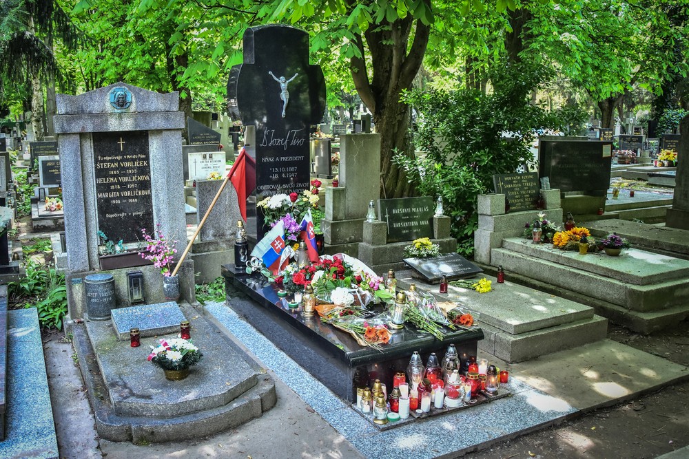 Na Tisovom hrobe si pripomenuli 70. výročie jeho popravy, prišli aj Kotlebovci.jpg