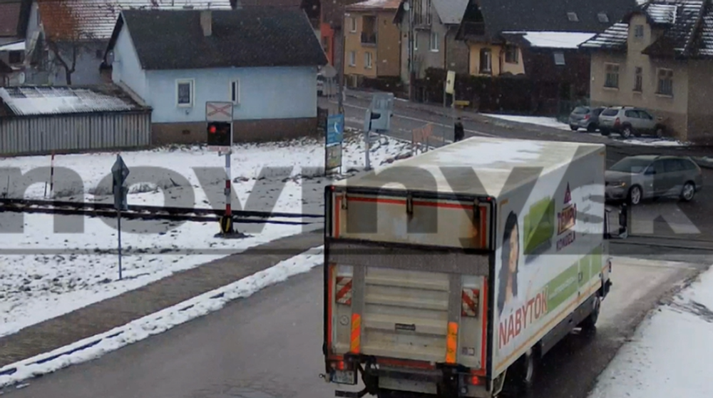 Vodič prežil zrážku s vlakom, auto tlačil pred sebou takmer tridsať metrov