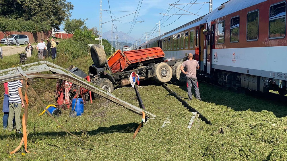 Nehoda nákladného auta s vlakom