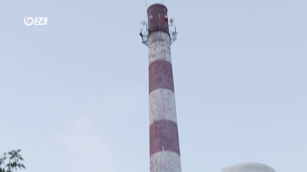 mladik liezol na poskodeny komin