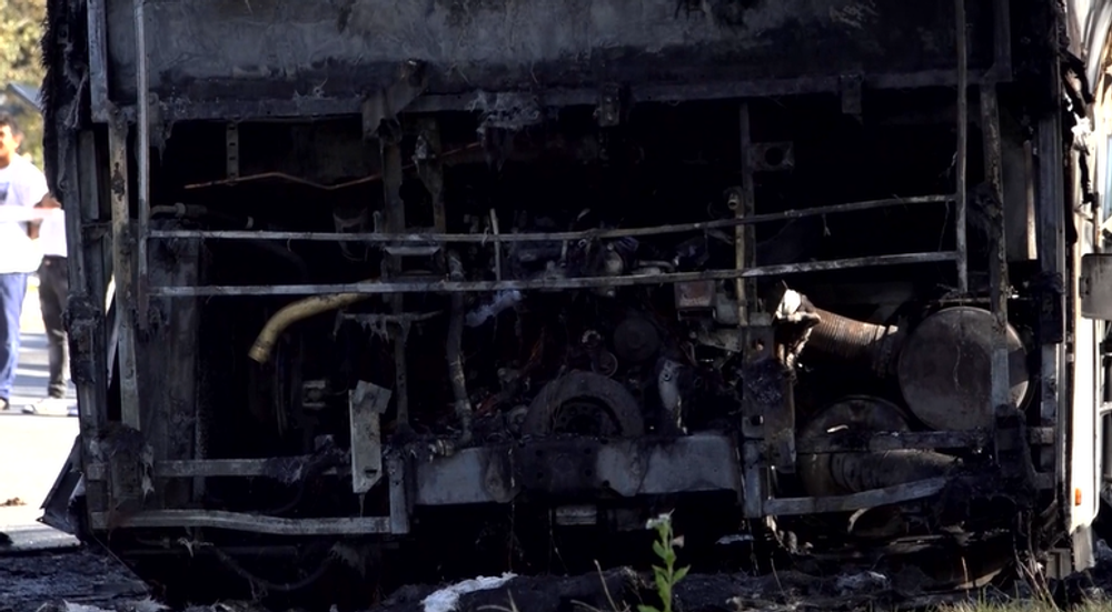  Autobus plný ľudí začal počas jazdy horieť. Zhorel úplne do tla 