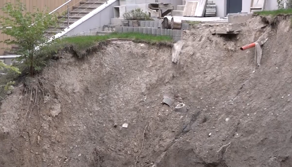 Na zosuv svahu pri domoch mal pomôcť bager. Priviezli ho ale bez bagristu