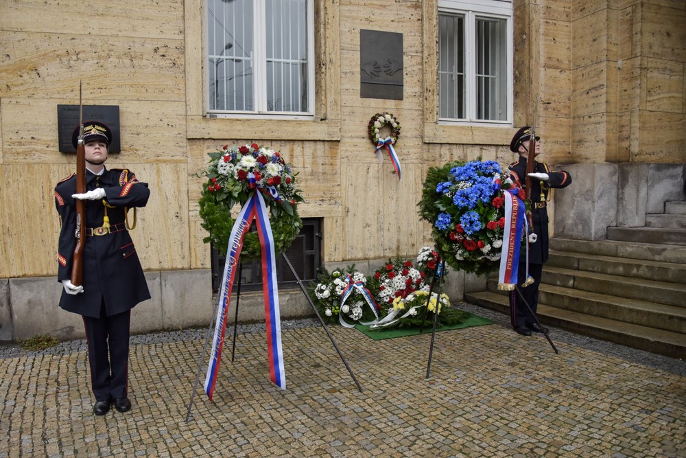 Prezidentka Zuzana Čaputová si spolu s prezidentom ČR Milošom Zemanom v Bratislave pripomínajú udalosti zo 17. novembra