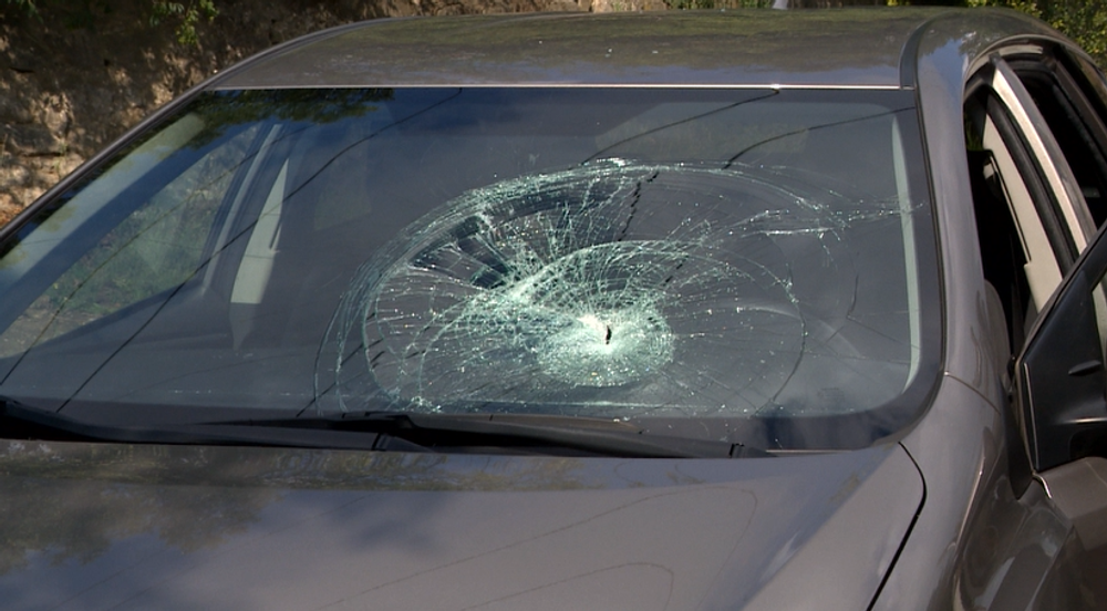 Strach, panika a obrovský šok! Besniaci muž hádzal kamene do áut za plnej premávky