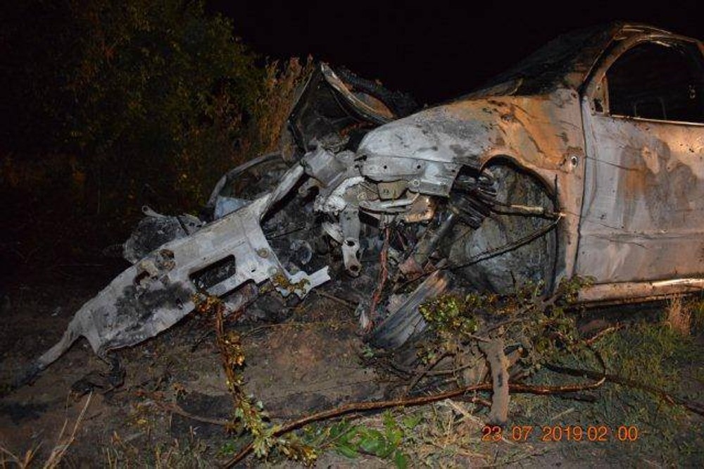 Tínedžeri narazili s autom do stromu. Vozidlo skončilo celé v plameňoch