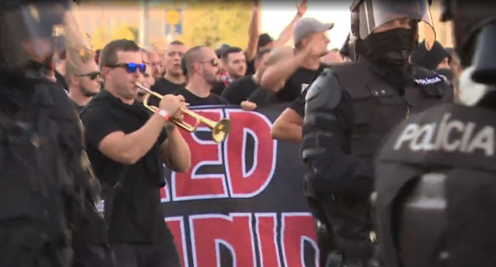 Súboj tradičného derby neskončil len na trávniku. Zápas opäť sprevádzalo primitívne chovanie fanúšikov