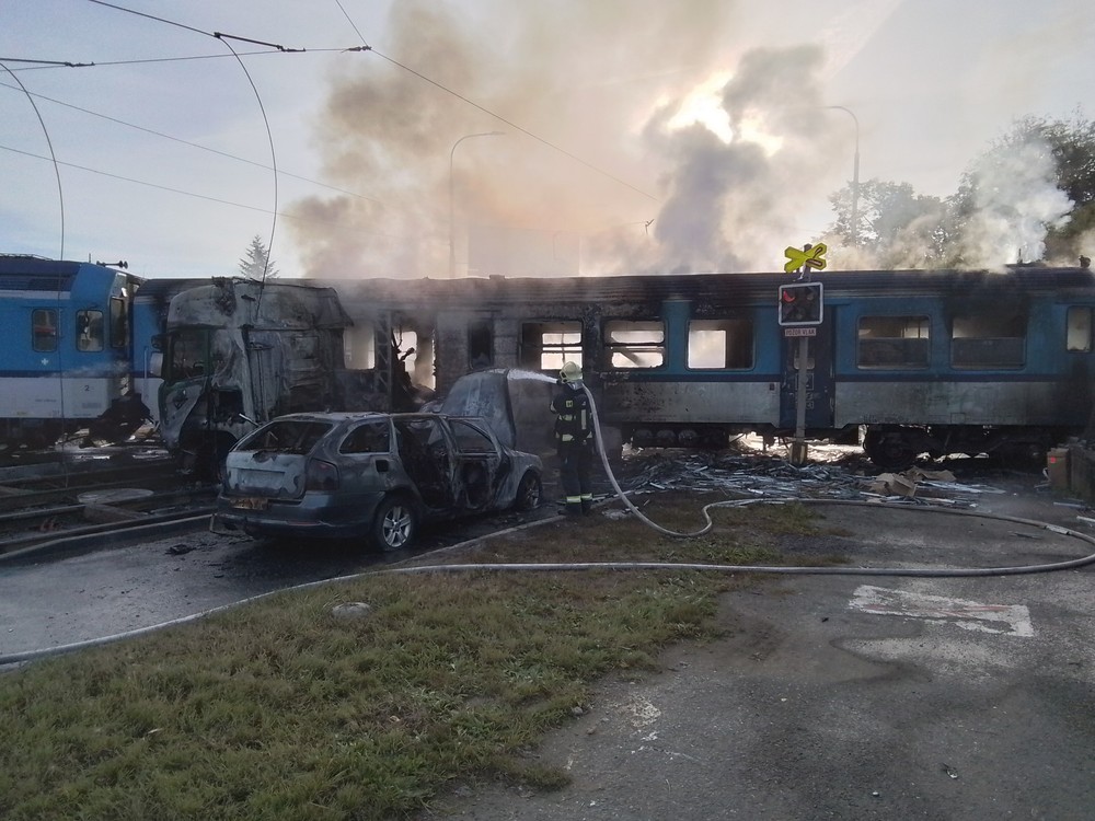 zrážka vlak kamion požiar hasiči (10)