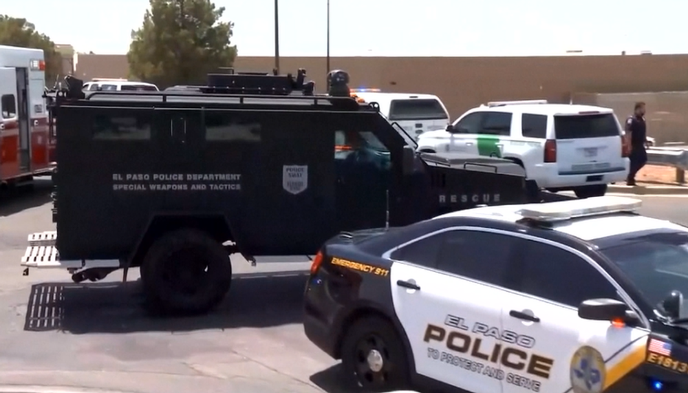 Streľba v nákupnom centre.  Strelec za sebou zanechal množstvo obetí a antiimigrantský odkaz