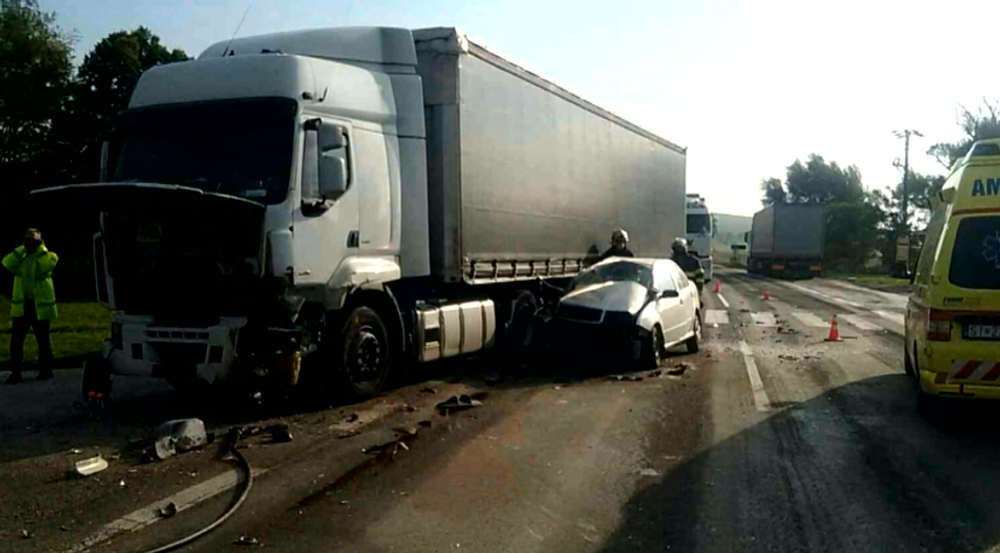 Vážna nehoda na Záhorí. Po náraze do kamióna odhodilo auto pod náves druhého kamionistu