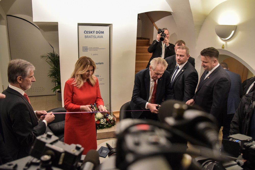 Prezidentka Zuzana Čaputová si spolu s prezidentom ČR Milošom Zemanom v Bratislave pripomínajú udalosti zo 17. novembra