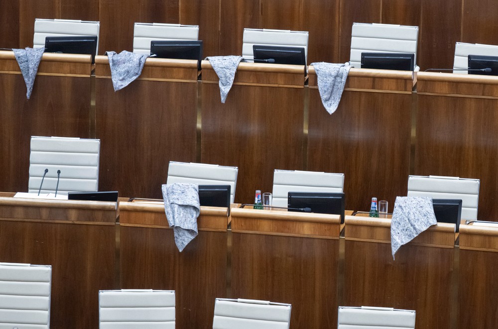 44. schôdza Národnej rady SR - mimoriadna. Vyslovenie nedôvery ministrovi dopravy SR Jozefovi Rážovi.